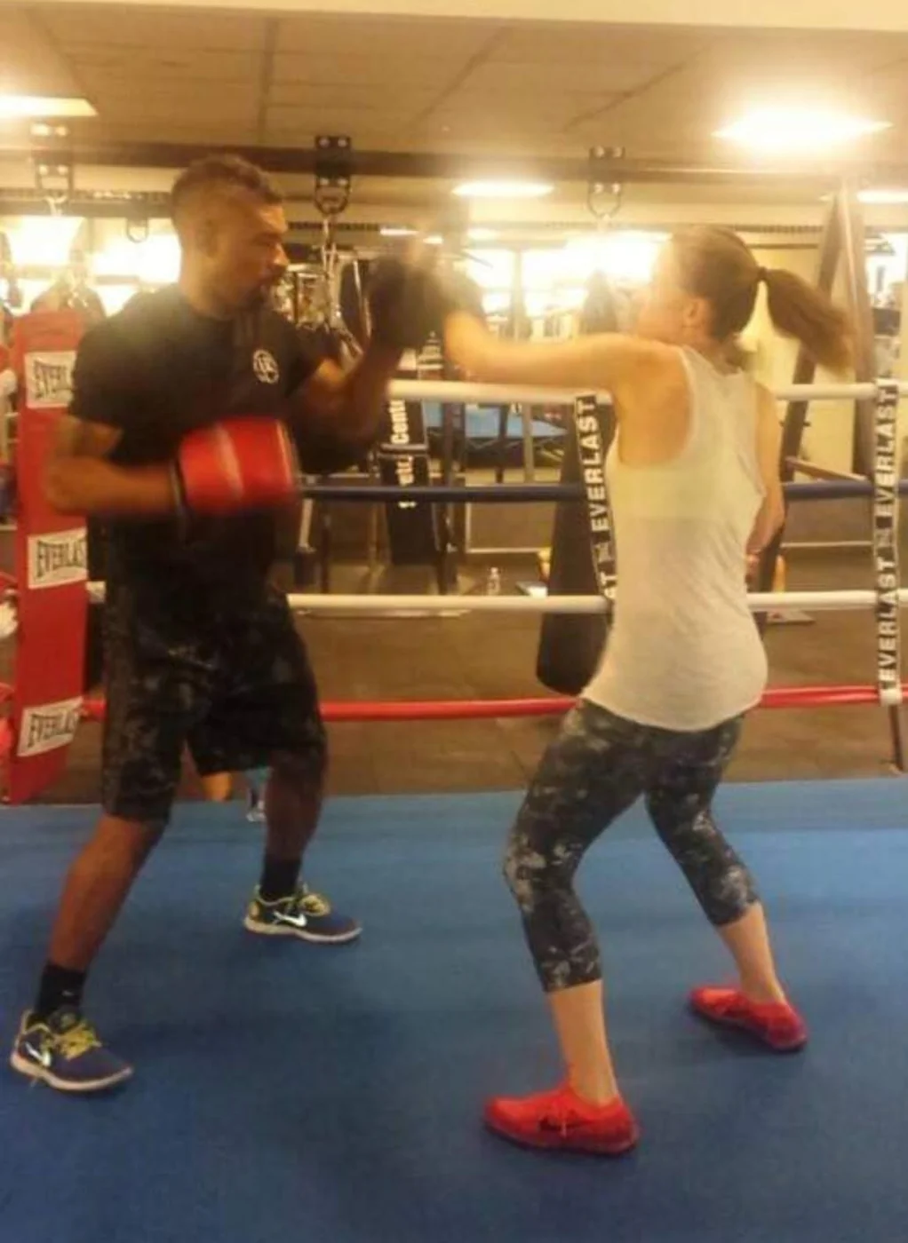 Smiley coaching boxing mitt work